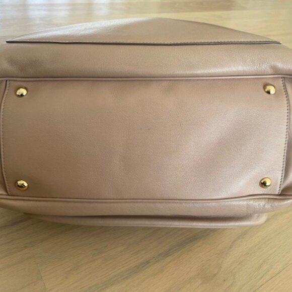 Salvatore Ferragamo SHEBA Bisque Tote Chain Shoulder Bag: EXCELLENT CONDITION - Picture 4 of 8